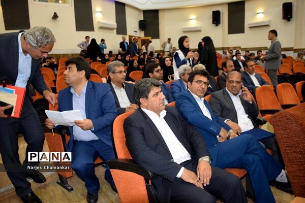 همایش تجلیل از طلایه‌داران تربیت در بوشهر-1