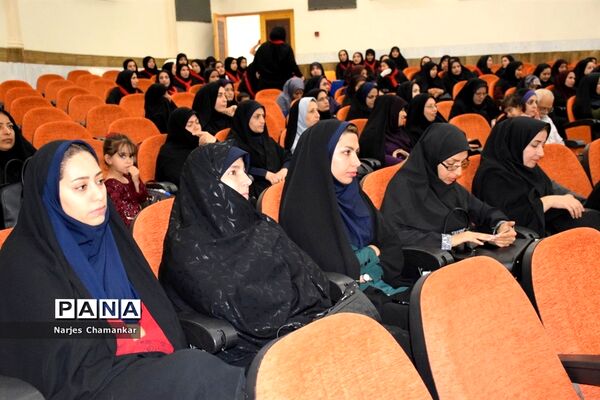 همایش تجلیل از طلایه‌داران تربیت در بوشهر-1