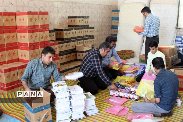 اهداء بسته‌های لوازم التحریر به دانش‌آموزان سیل زده محله سعدی شیراز توسط سازمان دانش‌آموزی فارس