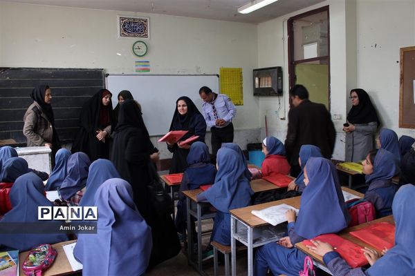 اهداء بسته‌های لوازم التحریر به دانش‌آموزان سیل زده محله سعدی شیراز توسط سازمان دانش‌آموزی فارس