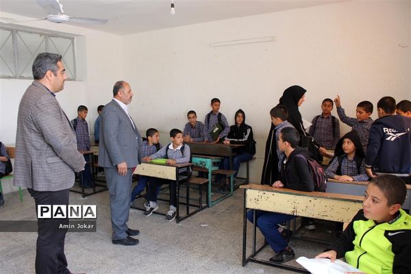 اهداء بسته‌های لوازم التحریر به دانش‌آموزان سیل زده محله سعدی شیراز توسط سازمان دانش‌آموزی فارس