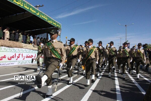 مراسم رژه ارتش جمهوری اسلامی ایران درخراسان جنوبی