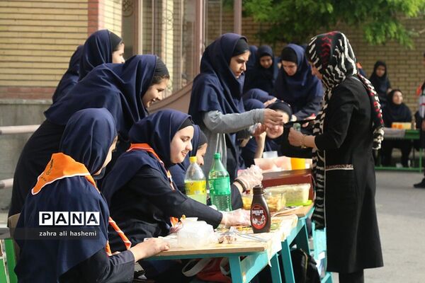 حاشیه هایی از مراسم «سیل مهربانی همکلاسی ها»