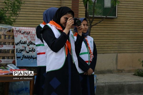 حاشیه هایی از مراسم «سیل مهربانی همکلاسی ها»