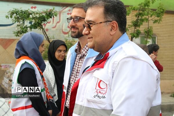 حاشیه هایی از مراسم «سیل مهربانی همکلاسی ها»