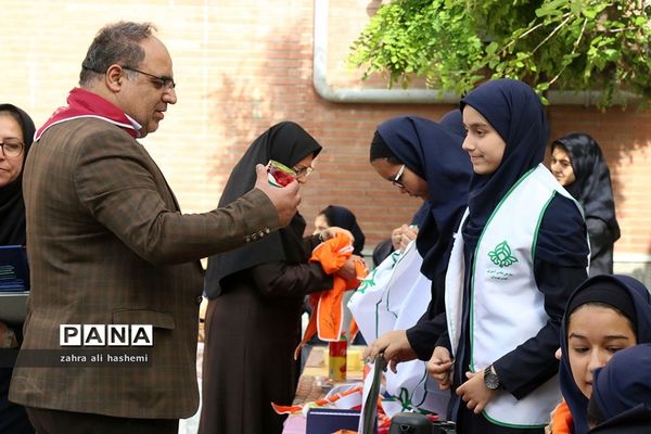 حاشیه هایی از مراسم «سیل مهربانی همکلاسی ها»