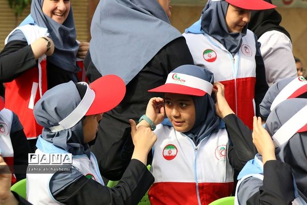 حاشیه هایی از مراسم «سیل مهربانی همکلاسی ها»