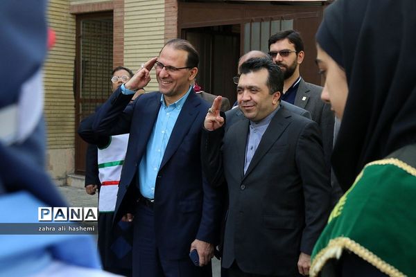 حاشیه هایی از مراسم «سیل مهربانی همکلاسی ها»