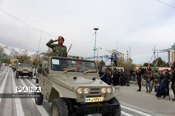 رژه نیروهای مسلح همدان در روز ارتش جمهوری اسلامی ایران