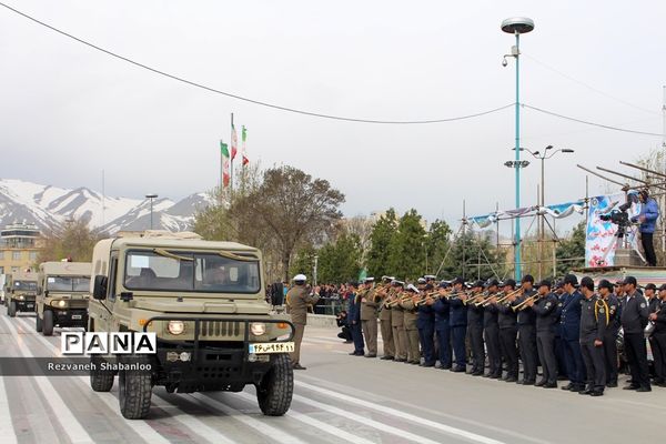 رژه نیروهای مسلح همدان در روز ارتش جمهوری اسلامی ایران