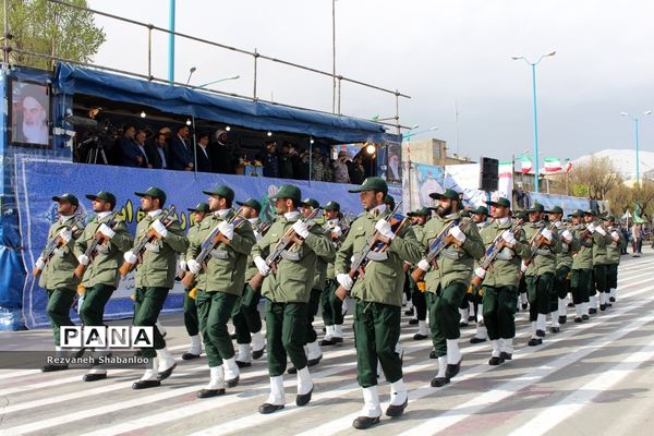 رژه نیروهای مسلح همدان در روز ارتش جمهوری اسلامی ایران