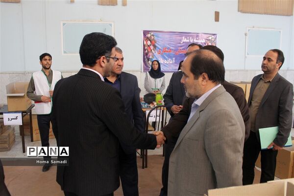 بسته بندی اقلام جمع‌آوری شده از دانش‌آموزان و فرهنگیان آذربایجان شرقی