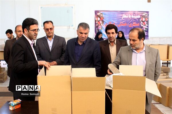 بسته بندی اقلام جمع‌آوری شده از دانش‌آموزان و فرهنگیان آذربایجان شرقی