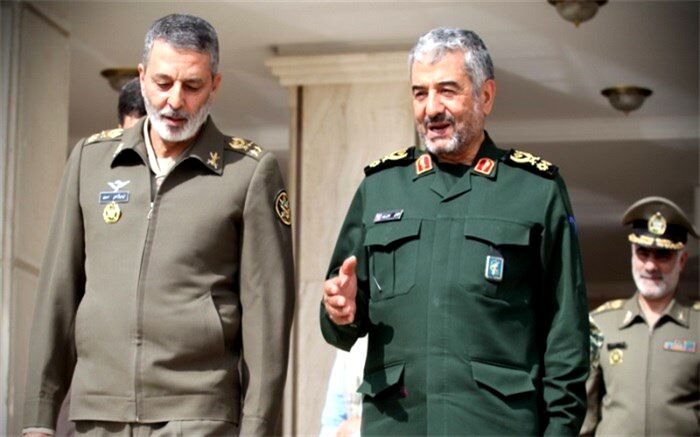 فرمانده کل ارتش: ارتش و سپاه برای دفاع از مردم دست از دست هم بیرون نمی‌کشند