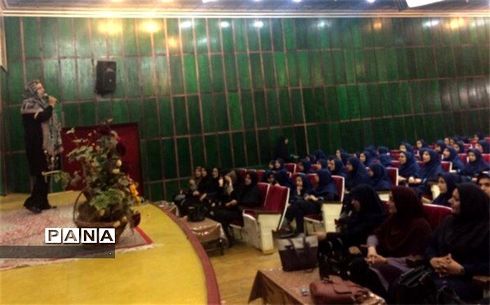 دبیرستان فرزانگان دوره اول مراسم جشن میلاد حضرت قائم(عج) برگزار کرد