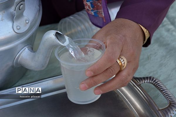 پخش شربت و شیرینی در جشن میلاد امام زمان (عج) شهرستان خوسف