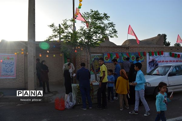 پخش شربت و شیرینی در جشن میلاد امام زمان (عج) شهرستان خوسف