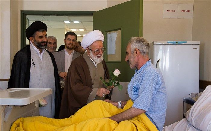 هم زمان با نیمه شعبان نمایندگان آیت الله عابدینی از بیماران عیادت کردند