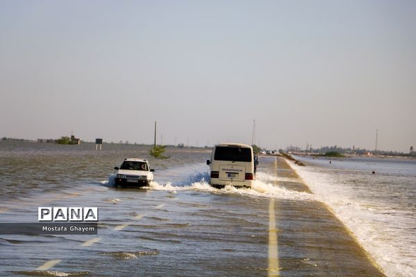 آب گرفتگی مسیراهواز_آبادان و ماهیگیری مردم از تالابها