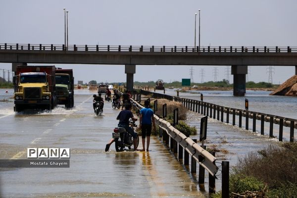 آب گرفتگی مسیراهواز_آبادان و ماهیگیری مردم از تالابها