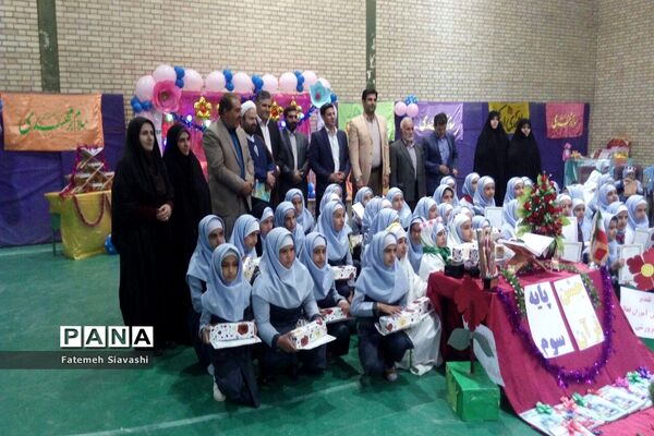 اهداء عروسک به کودکان سیل زده توسط دانش‌آموزان دبستان مائده منطقه خزل همدان
