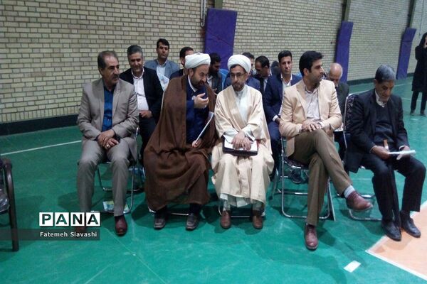 اهداء عروسک به کودکان سیل زده توسط دانش‌آموزان دبستان مائده منطقه خزل همدان