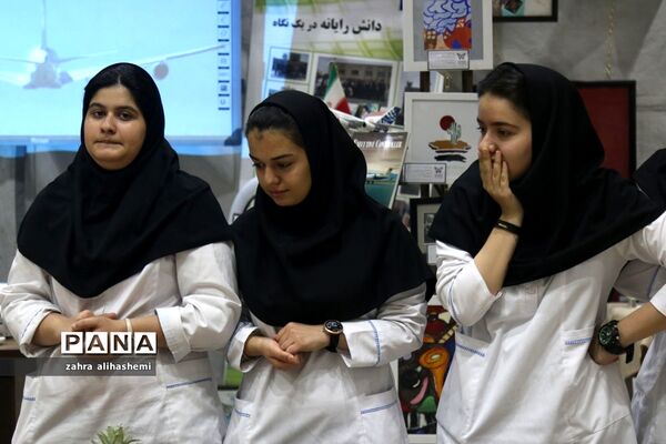نمایشگاه دانش‌آموزی معرفی مشاغل به مناسبت هفته مشاغل