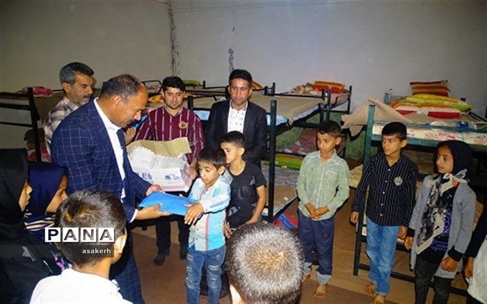 توزیع نوشت افزار بین دانش آموزان مدارس سیل زده شادگان