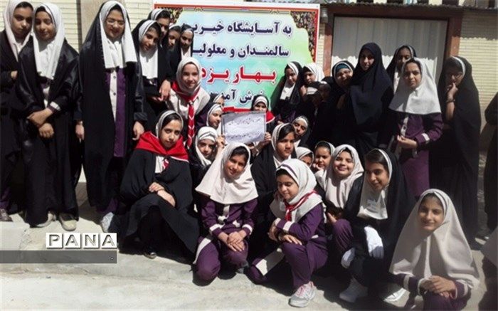 حضور دانش آموزان دبستان دهم فروردین در خانه سالمندان