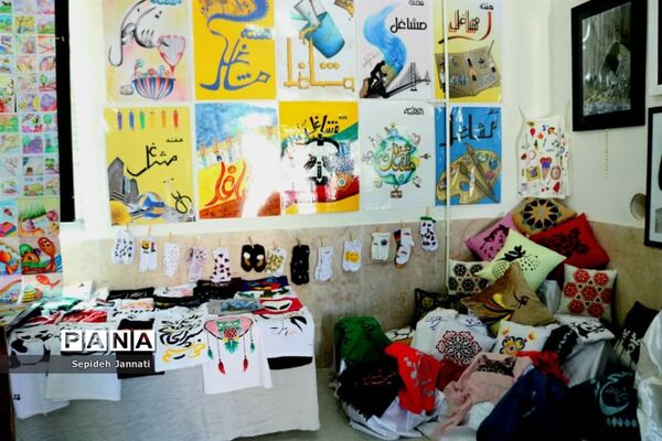 آشنایی دانش‌آموزان با مشاغل در نمایشگاه مشاغل آباده