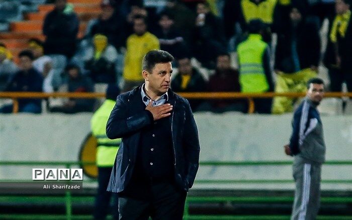 رئیس دپارتمان داوری فدراسیون فوتبال: قلعه‌نویی باید در دیدار با پرسپولیس اخراج می‌شد
