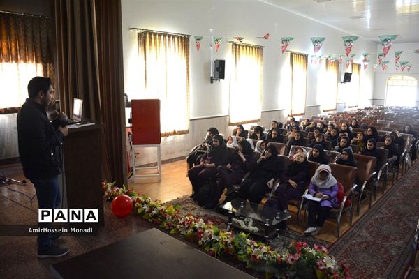 دوره آموزشی خبرنویسی و عکاسی دانش‌آموزان ناحیه یک تبریز