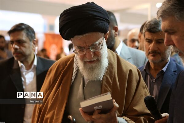 بازدید رهبرمعظم انقلاب از نمایشگاه کتاب تهران