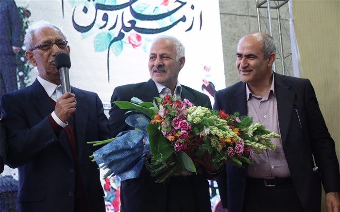مدیر کل آموزش و پرورش آذربایجان شرقی در آیین سپاس معلم غافلگیر شد