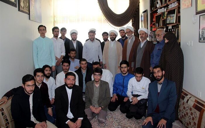 طلاب قزوینی با خانواده شهید حمید سیاهکالی مرادی مدافع حرم دیدار کردند