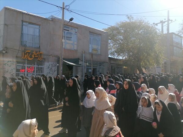 حضور پرشور و حماسه‌آفرین دانش‌آموزان نسر در راهپیمایی یوم‌الله ۱۳ آبان