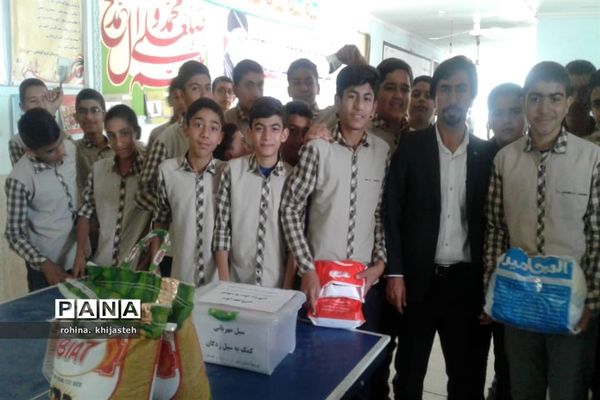 سیل مهربانی دانش‌آموزان خُنج برای همکلاسی‌های سیل‌زده