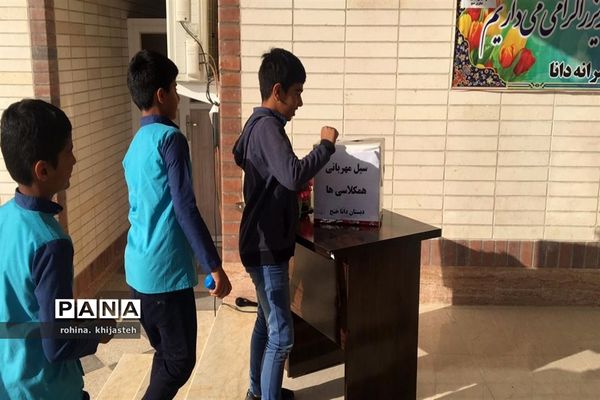 سیل مهربانی دانش‌آموزان خُنج برای همکلاسی‌های سیل‌زده