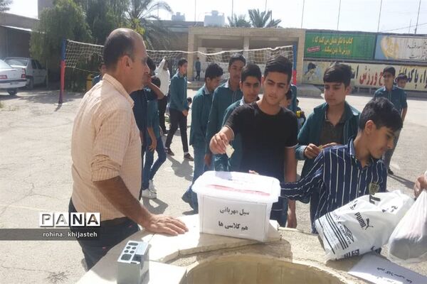 سیل مهربانی دانش‌آموزان خُنج برای همکلاسی‌های سیل‌زده