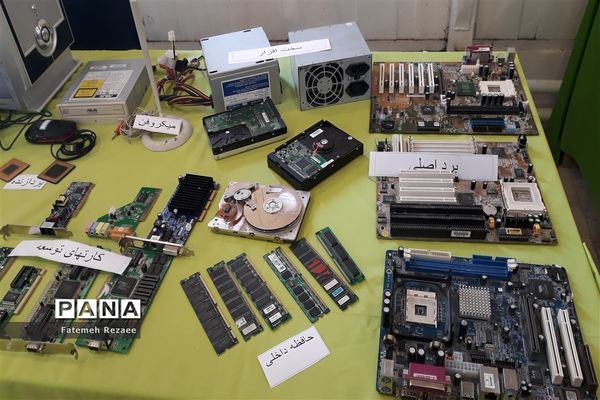 نمایشگاه هنرستان فاطمه الزهرا به مناسبت هفته مشاغل