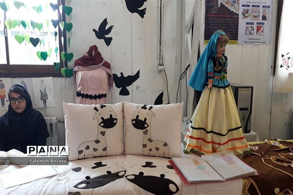 نمایشگاه هنرستان فاطمه الزهرا به مناسبت هفته مشاغل