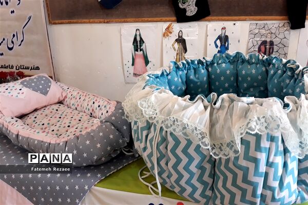 نمایشگاه هنرستان فاطمه الزهرا به مناسبت هفته مشاغل