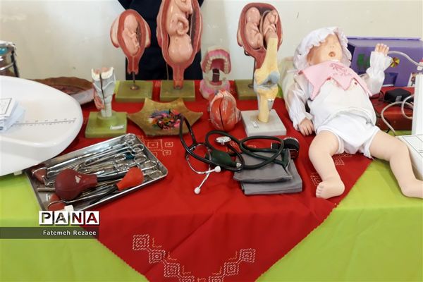 نمایشگاه هنرستان فاطمه الزهرا به مناسبت هفته مشاغل