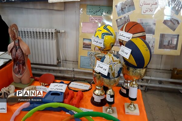 نمایشگاه هنرستان فاطمه الزهرا به مناسبت هفته مشاغل