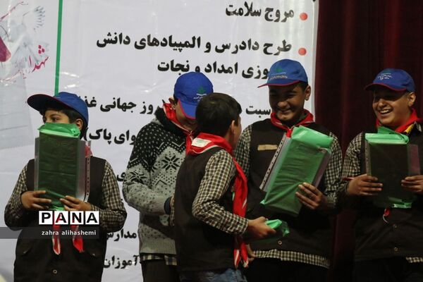 تقدیر از دانش آموزان پیشتاز در جشنواره هفته سلامت آموزش و پرورش منطقه 16تهران