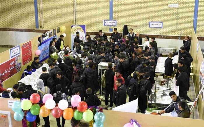 بازدید بیش از 700 نفر از دانش آموزان پایه نهم مدارس ناحیه یک از نمایشگاه هفته مشاغل