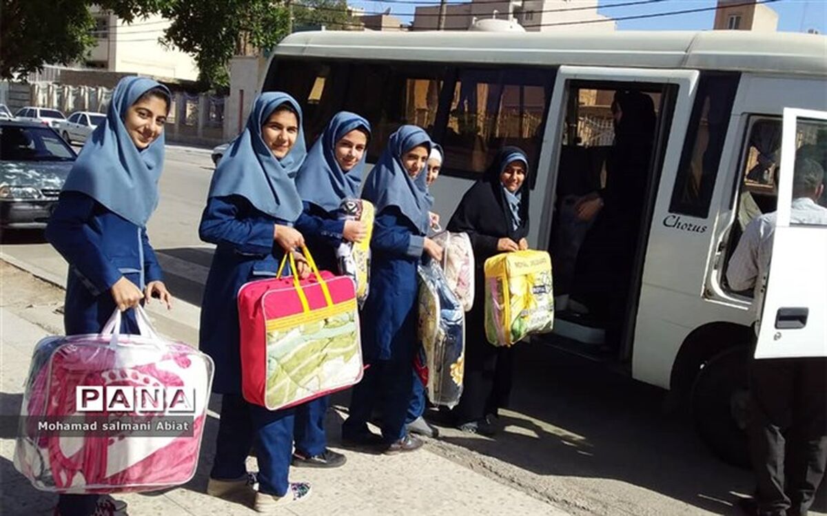 توزیع  کمک های فرهنگیان ناحیه یک اهواز در بین سیل زدگان
