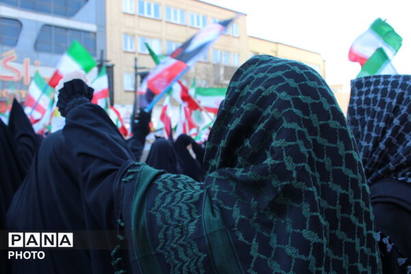  نوجوانان در صف نخست اجتماع مردمی چهلم رهبر شهید