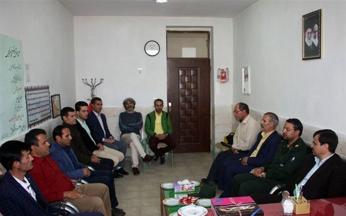 حضور فرماندار و مسئولین شهرستان ماهنشان  زنجان در مدارس و دیدار با فرهنگیان