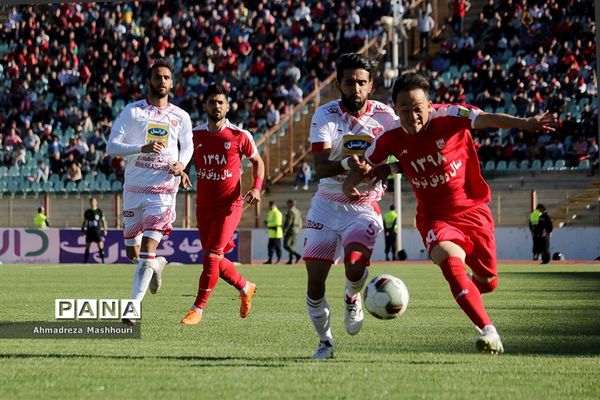 دیدار تیم‌های تراکتورسازی تبریز و  پرسپولیس تهران